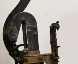 Embouche bouteilles fonte et cuivre