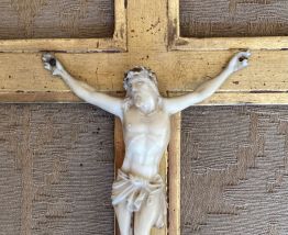 Crucifix dans cadre doré