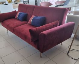 Canapé-lit en velour rouge en très bon état