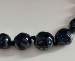 Collier ras de cou en perles de verre noires