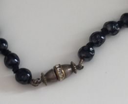 Collier ras de cou en perles de verre noires