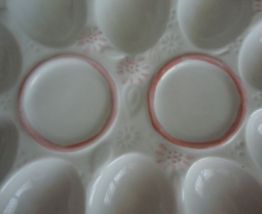 Plat à oeufs vintage en céramique blanche et rose