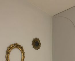 Cadre doré à décor de roses 