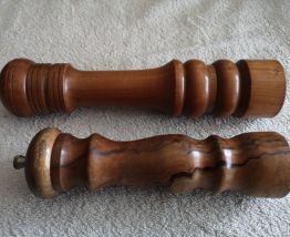 lot 2  moulins à poivre en bois tourné d'OCCASION 