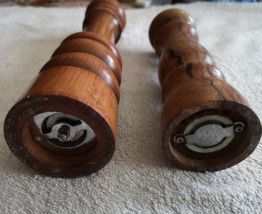 lot 2  moulins à poivre en bois tourné d'OCCASION 