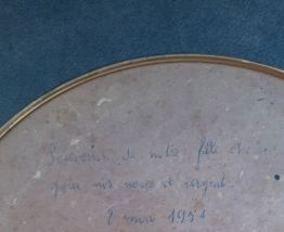 Petit miroir contour laitonné doré daté de 1951. 