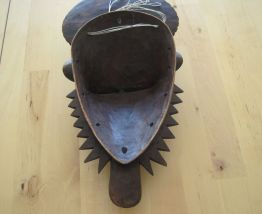 Masque africain en bois   longueur 36.50 cm  hauteur 8 cm 