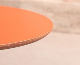 Bout de canapé ou gueridon avec un plateau couleur ocre oran