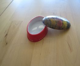 Petite boite a pilules en porcelaine 