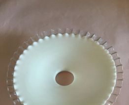 Abat-jour jupé en opaline blanche et pourtour en verre 