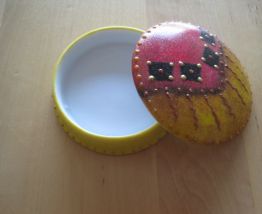 Boite petite ronde en porcelaine peinte main boite a pilules