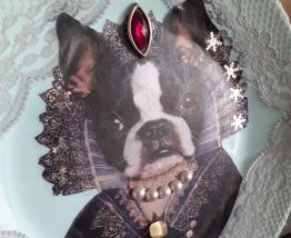 ASSIETTE DECORATIVE CHIEN  HUMANISE