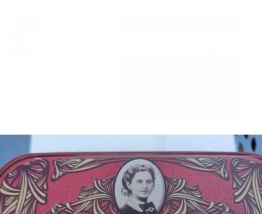 Jolie boite rouge en métal, décoration rangement