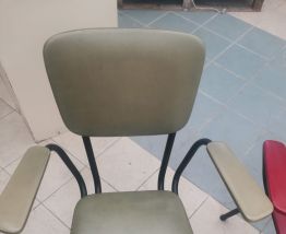 Chaise vintage de couleur rouge marron verte 