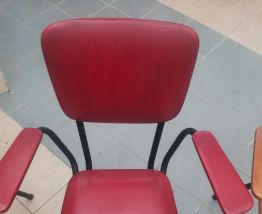 Chaise vintage de couleur rouge marron verte 