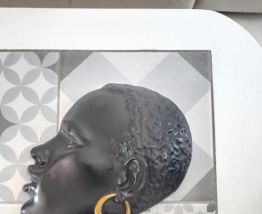 Figurine murale en platre