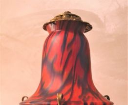 lampe fer forgé patiné or  avec belle tulipe marbré orange ,