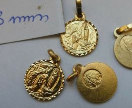 1 Médaille dorée : lourdes au dos basilique petite médaille 