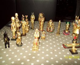La pyramide égyptienne et ses 16 figurines