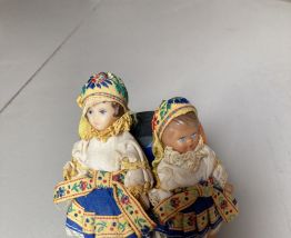 2 mini poupées en costume folklorique