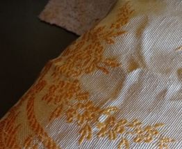 Très beau jeté de lit ancien coton jaune clair et or