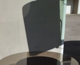 Table verre fumé pieds chromés 