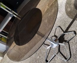 Table verre fumé pieds chromés 