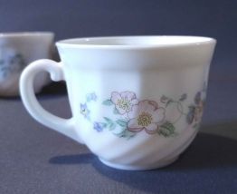 Tasses Arcopal décor de fleurs