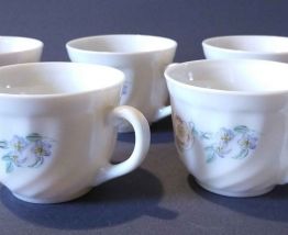 Tasses Arcopal décor de fleurs