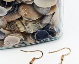 Boucles d'oreilles en métal doré motif tête de chat blanc 