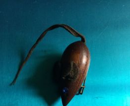Ancienne broche en forme de souris en bois 