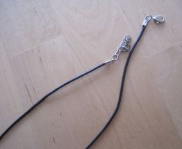 collier cordon avec pendentif croix tète du christ