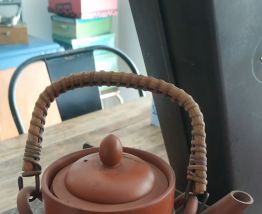 Théière chinoise en terre cuite.
