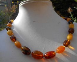 COLLIER AMBRE DE LA BALTIQUE 46 CM NEUF MARRON BLANC