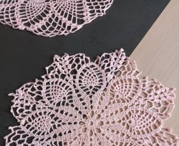 Vends 2 napperons crochetes mains.le GM 30cm,PM28cm 