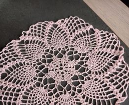 Vends 2 napperons crochetes mains.le GM 30cm,PM28cm 