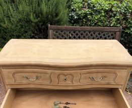 Commode galbée en chêne 