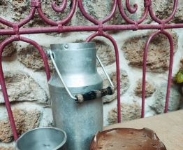 Pot ancien à faisselle en grès