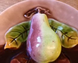 Assiette barbotine poire 