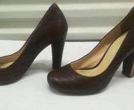560A* GUESS sexy escarpins bruns cuir (p 38)