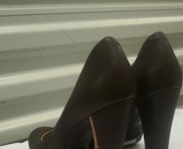 560A* GUESS sexy escarpins bruns cuir (p 38)