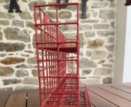 Étagère murale en métal de couleur rouge. 3 compartiments.