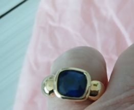 Bague plaqué or avec cabochon carré saphir de synthèse