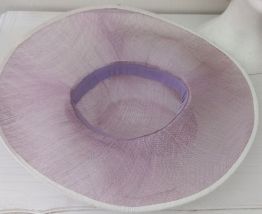 Chapeau en raphia mauve et fleur blanc - taille 52