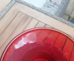 Vase en verre rouge et jaune