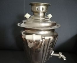 Samovar Russe électrique en Métal Argenté. Bouilloire 