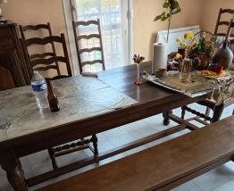 Grande table de ferme chêne massif+ banc +  8 chaises
