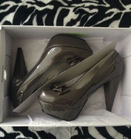 Escarpins vernis gris