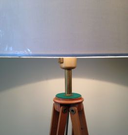 lampadaire sur 1 ancien trépied photo en bois