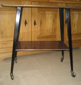 table à roulettes pour télévision en formica
